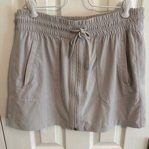 Athleta Light  Elastic Waist Skort with Front Zip pockets